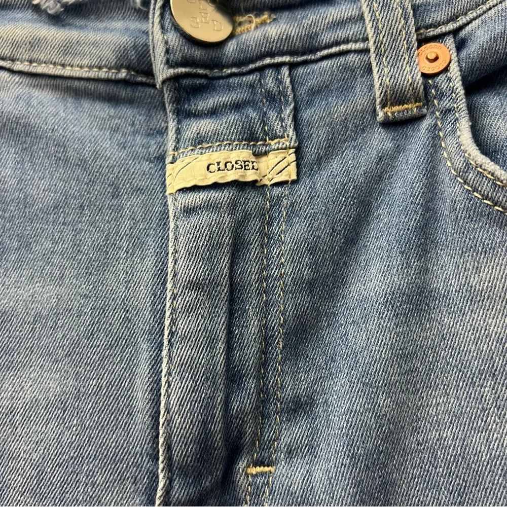 Closed distressed waist
